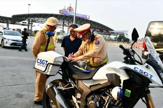 CSGT xử lý các phương tiện vi phạm.