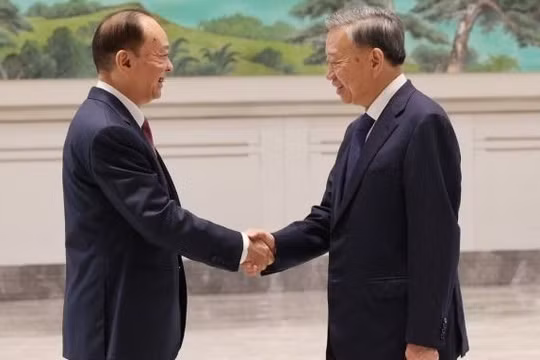 Tổng Bí thư, Chủ tịch nước Tô Lâm (bên phải) hội kiến Bí thư Tỉnh ủy Quảng Đông Hoàng Khôn Minh. Ảnh: TTXVN.