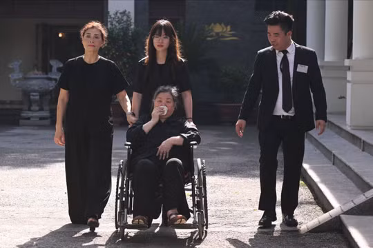 Cô Phúc nghẹn ngào đến tiễn biệt người học trò ưu tú.