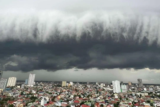 Xuất hiện dải mây như sóng thần trước siêu bão: Chuyên gia lý giải nguyên nhân
