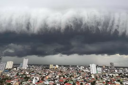 Xuất hiện dải mây như sóng thần trước siêu bão: Chuyên gia lý giải nguyên nhân