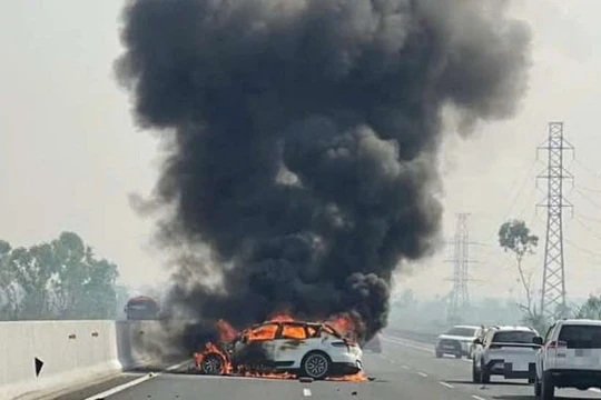 CSGT thông tin vụ ô tô Porsche bốc cháy ngùn ngụt trên cao tốc