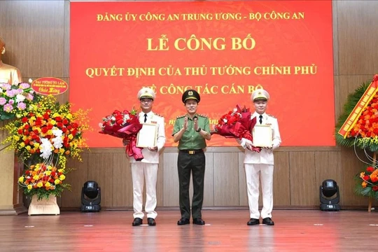  Bộ trưởng Lương Tam Quang trao quyết định bổ nhiệm chức vụ Thứ trưởng Bộ Công an đối với trung tướng Phạm Thế Tùng và thiếu tướng Nguyễn Ngọc Lâm.