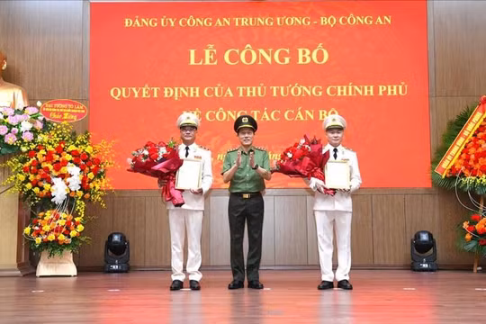  Bộ trưởng Lương Tam Quang trao quyết định bổ nhiệm chức vụ Thứ trưởng Bộ Công an đối với trung tướng Phạm Thế Tùng và thiếu tướng Nguyễn Ngọc Lâm.
