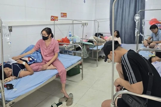 13 học sinh ở Hà Nội nhập viện: Chưa xác định được nguồn gốc chai nước ngọt phát miễn phí