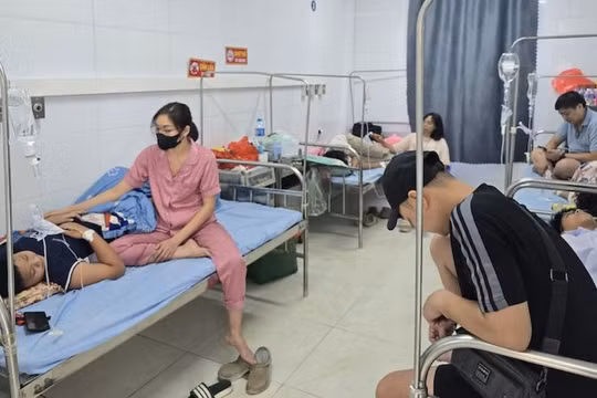 13 học sinh ở Hà Nội nhập viện: Chưa xác định được nguồn gốc chai nước ngọt phát miễn phí