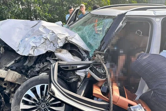 Ô tô con nát đầu sau tai nạn.