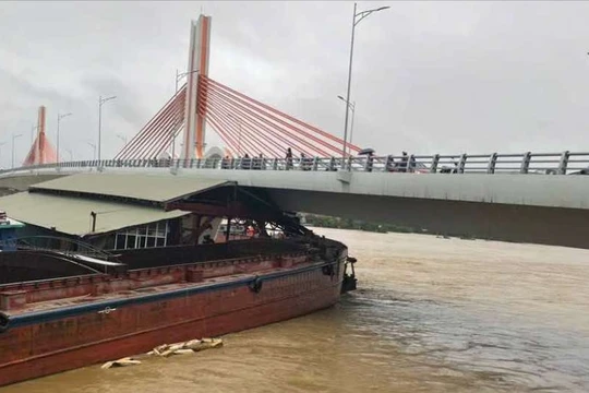Tàu hút cát cỡ lớn đâm vào cầu Vĩnh Phú, các phương tiện bị cấm qua cầu
