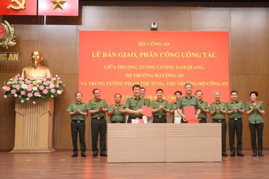 Lễ bàn giao, phân công công tác giữa Bộ trưởng Lương Tam Quang và Thứ trưởng Phạm Thế Tùng (Ảnh: Bộ Công an).