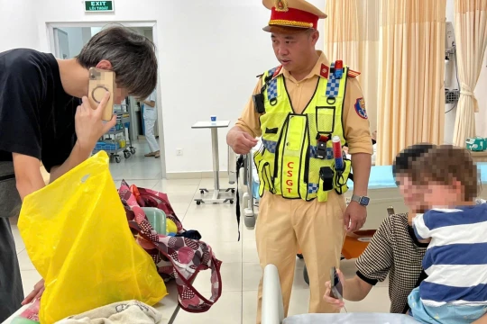 Cảnh sát đưa bé trai nước ngoài nghi bị ngộ độc cấp cứu kịp thời.