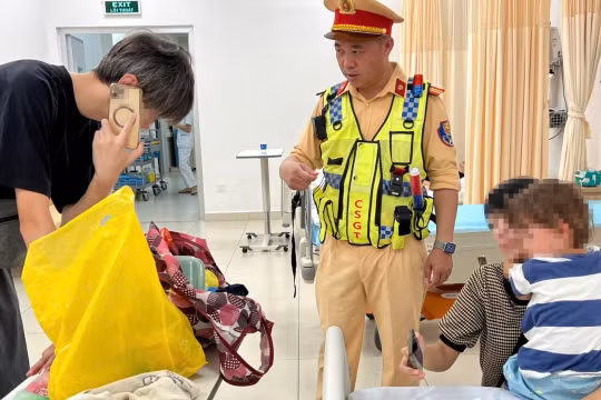 Cảnh sát đưa bé trai nước ngoài nghi bị ngộ độc cấp cứu kịp thời.