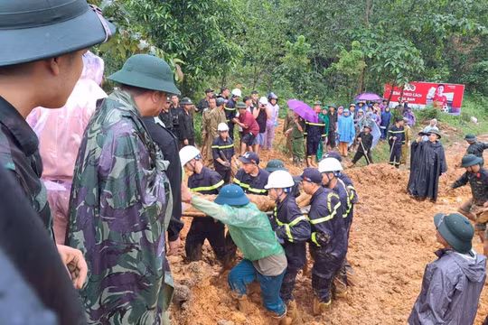 Lực lượng cứu hộ đưa các nạn nhân ra khỏi hiện trường vụ sạt lở.