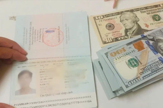 Nhân viên sân bay trả lại ba lô chứa gần 400 triệu đồng cho khách bỏ quên