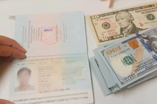 Nhân viên sân bay trả lại ba lô chứa gần 400 triệu đồng cho khách bỏ quên