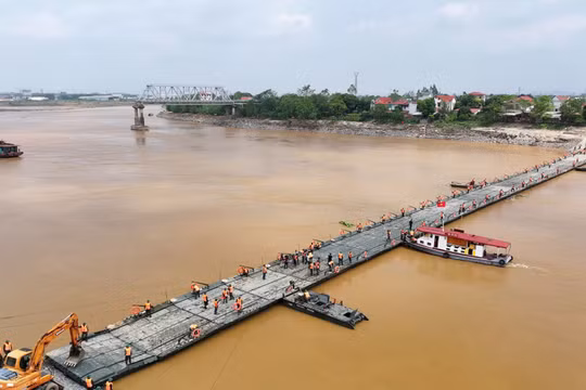 Lắp đặt xong cầu phao Phong Châu, ấn định ngày thông xe