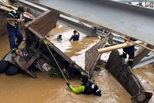 Tìm thấy ô tô đầu kéo trong vụ sập cầu Phong Châu