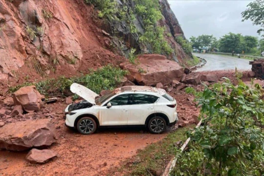 Đất đá sạt lở đè trúng 2 ô tô