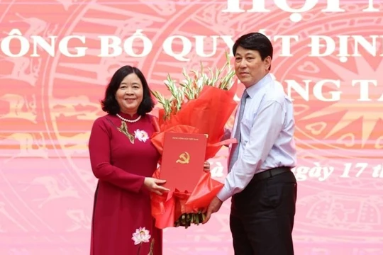 Bà Bùi Thị Minh Hoài, tân Bí thư Thành ủy Hà Nội (trái) nhận hoa chúc mừng từ Thường trực Ban Bí thư Lương Cường. Ảnh: Thanh Hải.