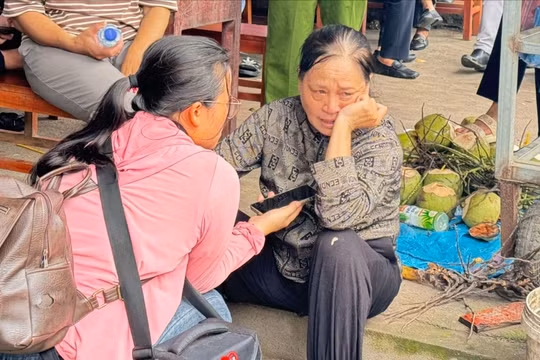 Vợ ngất xỉu khi thấy cảnh ô tô chồng cầm lái rơi xuống sông cùng cầu Phong Châu