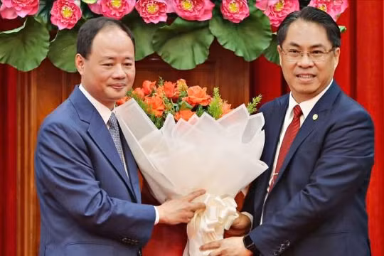 Phó ban Tổ chức Trung ương Phan Thăng An trao quyết định cho ông Trần Hồng Thái (trái).