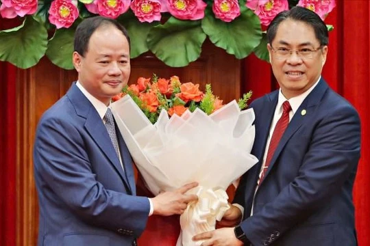 Phó ban Tổ chức Trung ương Phan Thăng An trao quyết định cho ông Trần Hồng Thái (trái).