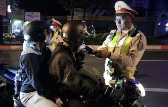 CSGT kiểm tra nồng độ cồn tài xế.