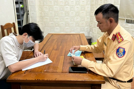 Nam tài xế L làm việc với công an.