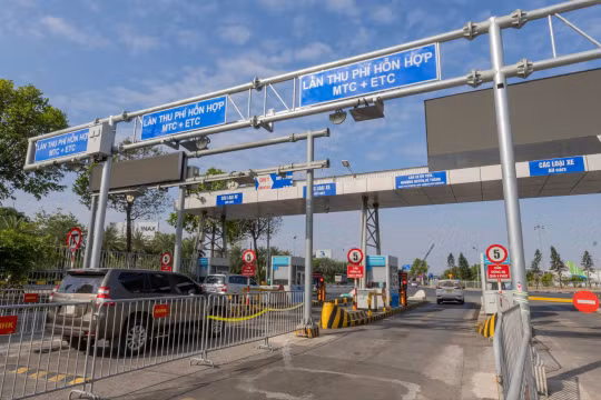 Sân bay Nội Bài mở 3 làn thu phí không dừng 