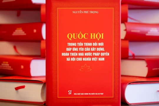Cuốn sách "Quốc hội trong tiến trình đổi mới đáp ứng yêu cầu xây dựng, hoàn thiện Nhà nước pháp quyền xã hội chủ nghĩa Việt Nam" của Tổng Bí thư Nguyễn Phú Trọng. Ảnh: Quốc hội.