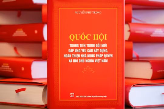 Cuốn sách "Quốc hội trong tiến trình đổi mới đáp ứng yêu cầu xây dựng, hoàn thiện Nhà nước pháp quyền xã hội chủ nghĩa Việt Nam" của Tổng Bí thư Nguyễn Phú Trọng. Ảnh: Quốc hội.