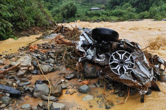 Tìm thấy 17 thi thể trong vụ sạt lở vùi lấp xe ở Cao Bằng