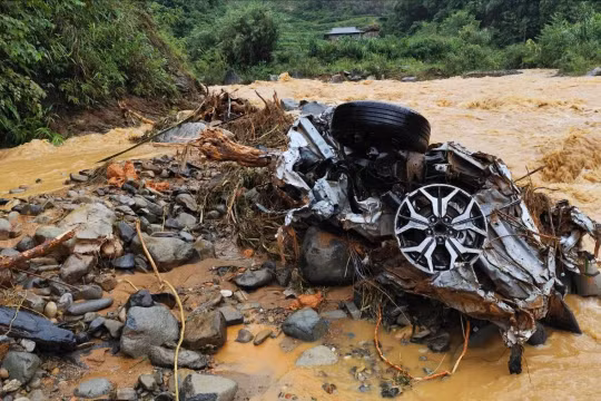 Tìm thấy 17 thi thể trong vụ sạt lở vùi lấp xe ở Cao Bằng