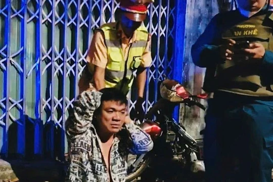 Bị tài xế có nồng độ cồn kịch khung dùng dao tấn công, cảnh sát 2 lần nổ súng để vây bắt