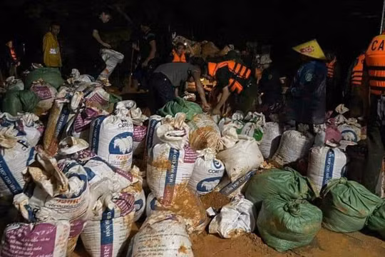 Vỡ đê sông Lô tại Tuyên Quang, di dời 35 hộ dân