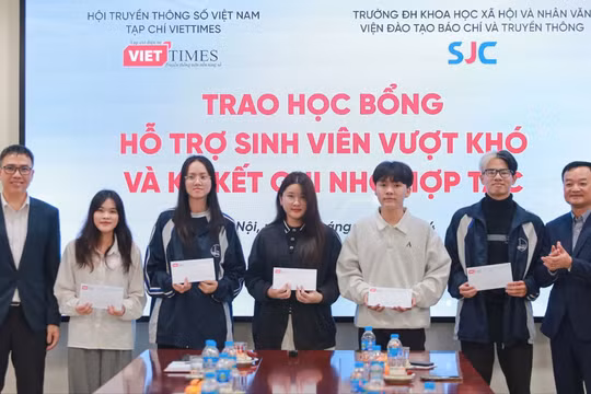 Tạp chí điện tử VietTimes trao học bổng cho sinh viên báo chí nghèo vượt khó