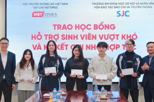 Tạp chí điện tử VietTimes trao học bổng cho sinh viên báo chí nghèo vượt khó