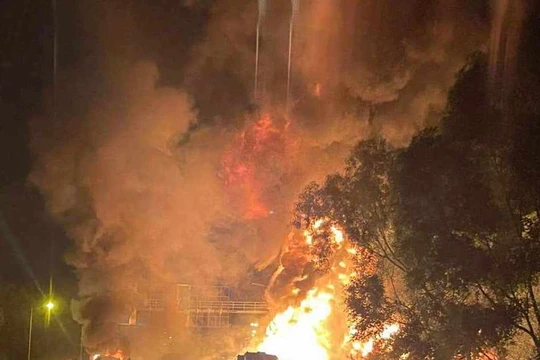 Sau khi va chạm, chiếc xe bồn chở xăng dầu bốc cháy dữ dội.