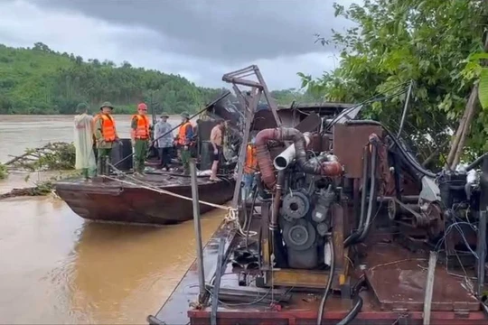 Hai tàu 100 tấn từ Trung Quốc trôi dạt trên sông Hồng được lai dắt vào bờ