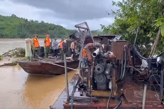 Hai tàu 100 tấn từ Trung Quốc trôi dạt trên sông Hồng được lai dắt vào bờ