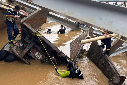 Tìm thấy thi thể thứ 4 trong vụ sập cầu Phong Châu