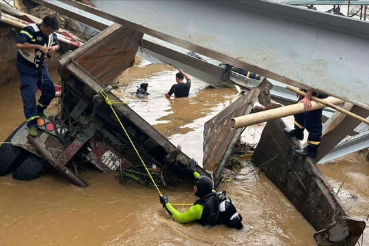 Tìm thấy thi thể thứ 4 trong vụ sập cầu Phong Châu