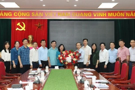 Đồng chí Bùi Thị Minh Hoài bàn giao công tác lãnh đạo cho ông Phạm Tất Thắng. Ảnh VGP.