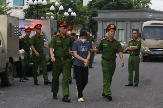 Nguyễn Thị Hồng Dung được đưa đến phiên xét xử.