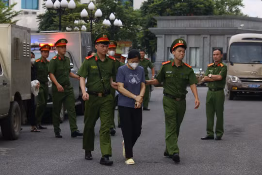 Nguyễn Thị Hồng Dung được đưa đến phiên xét xử.