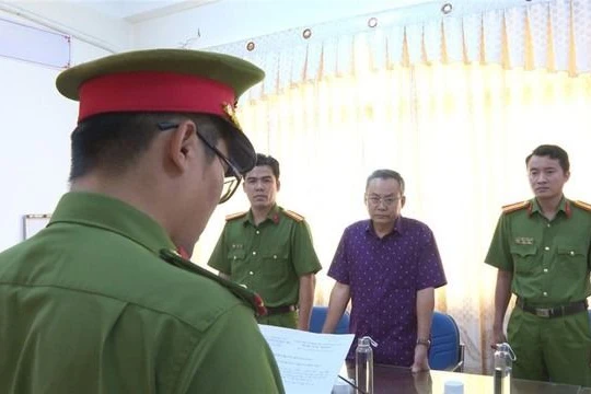 Cơ quan Cảnh sát điều tra Công an tỉnh Bạc Liêu tống đạt Quyết định và Lệnh đối với Huỳnh Thanh Phong.