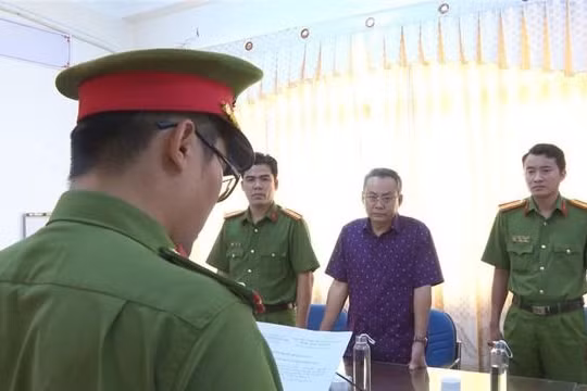 Cơ quan Cảnh sát điều tra Công an tỉnh Bạc Liêu tống đạt Quyết định và Lệnh đối với Huỳnh Thanh Phong.