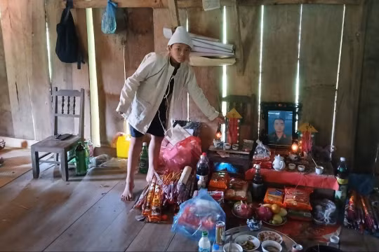 Hoàng Văn An bên ban thờ của bố mẹ.