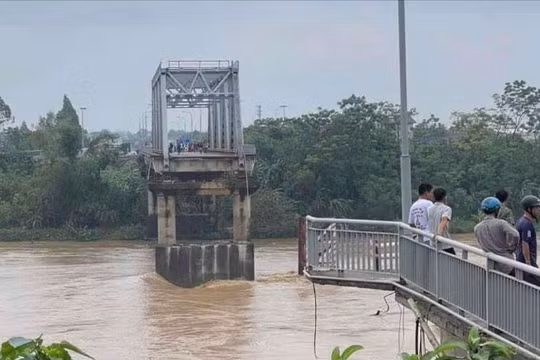 2 mố cầu Phong Châu, Phú Thọ bị sập. (Ảnh: Sơn Thủy)