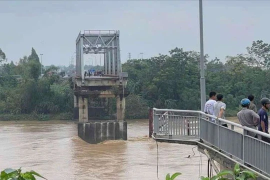 2 mố cầu Phong Châu, Phú Thọ bị sập. (Ảnh: Sơn Thủy)