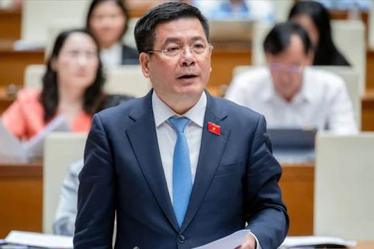 Bộ trưởng Nguyễn Hồng Diên cho biết biểu giá điện đã được đề xuất giảm từ 6 bậc xuống còn 5 bậc. Ảnh Quochoi.vn